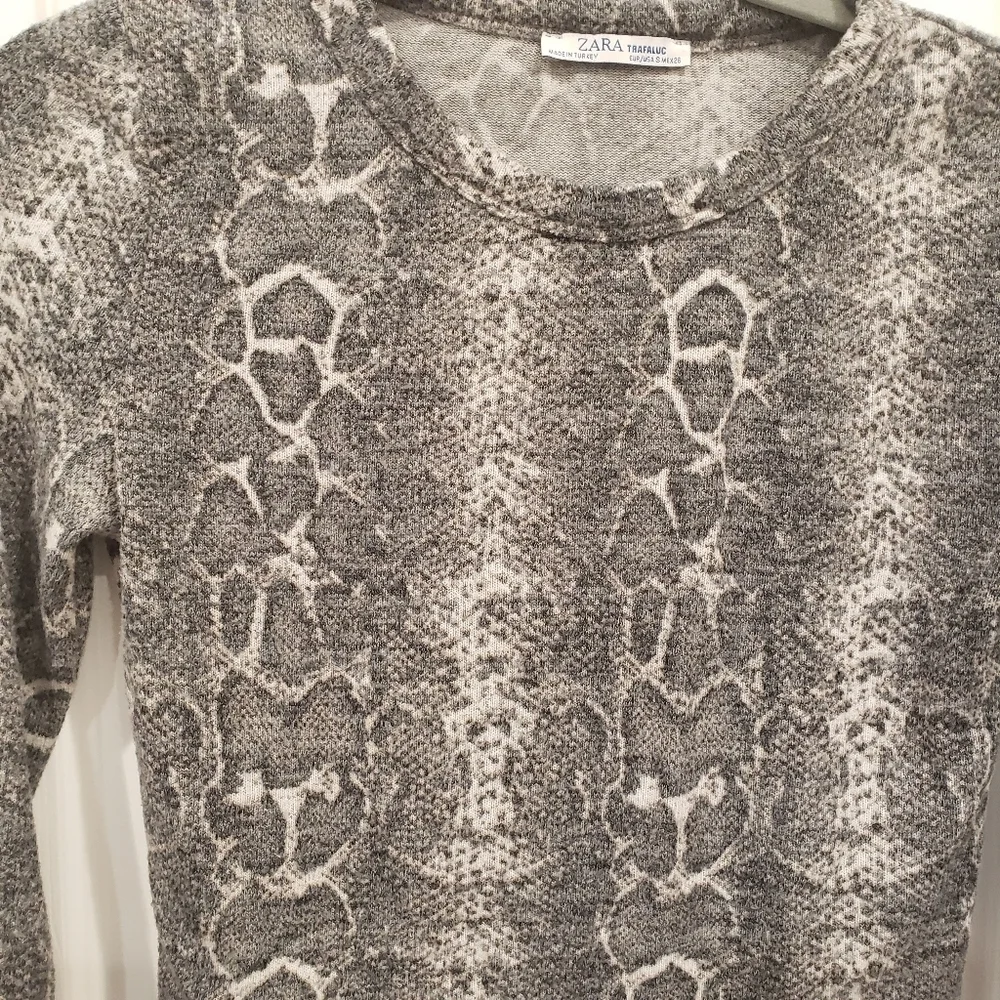 Sz S Zara Super Soft Long Sleeve Snake Print Polyester Blend Cropped Pullover